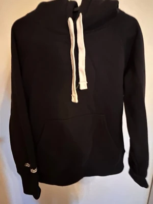 Russemerch hoodie blå - Säljer en russemerch hoodie som är blå i storlek S och kan också passa xs. Den är använd cirka 10 gånger.