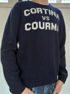 MC2 Saint Barth tröja - Sällsynt MC2 Saint Barth tröja herr med texten ” ”CORTINA VS COURMA” och den är av materialet Kashmir| Storlek: S| Pris: 1699kr| Skick: 9,8/10| Hör av dig vid minsta lilla fundering eller fråga!|