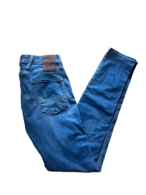 Replay Anbass Hyperflex w30 - Säljer ett par riktigt schyssta replay Anbass hyperflex jeans⚡️ Jeansen har inga defekter - inga fläckar - inga hål - ingen dålig lukt ( kommer från djur och rökfritt hem🚭🐾) Jeansen är nyskick, då den knappt är använd✨🌟  W30 L34 passar nån som är ca 180-185cm lång!  Gåvor medföljer vid köp utan bud🎁💝  Tveka inte att ställa frågor vid minsta funderingar💬