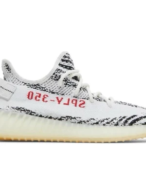 Adidas Yeezy Boost 350 V2 Zebra Sneakers Vit Boost Kanye West Ye - Hej!   Produkt: Adidas Yeezy Boost 350 V2  Skick: Fint  Färg: Zebra  Strl: 44 (28 cm)  Info: Äkta. Köpta i Sverige.  Adidas Yeezy Boost 350 V2 Zebra är en populär sneaker med en iögonfallande design. Skon har en ovandel i Primeknit med ett zebramönster i svart och vitt, kompletterat med en röd "SPLY-350"-text på sidan. Mellansulan är utrustad med Adidas responsiva Boost-teknologi, vilket ger utmärkt komfort och stötdämpning. Yttersulan är i gummi för bra grepp. En dragflik på hälen underlättar p