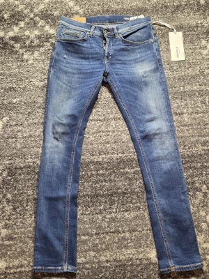 Dondup Jeans - Tienare! Salier ett par riktigt scyssta dondup jeans. Modellen är George. Skicket på jeansen är 9/10. Har du några frågor eller funderinga hör av dig // IC_RESELL