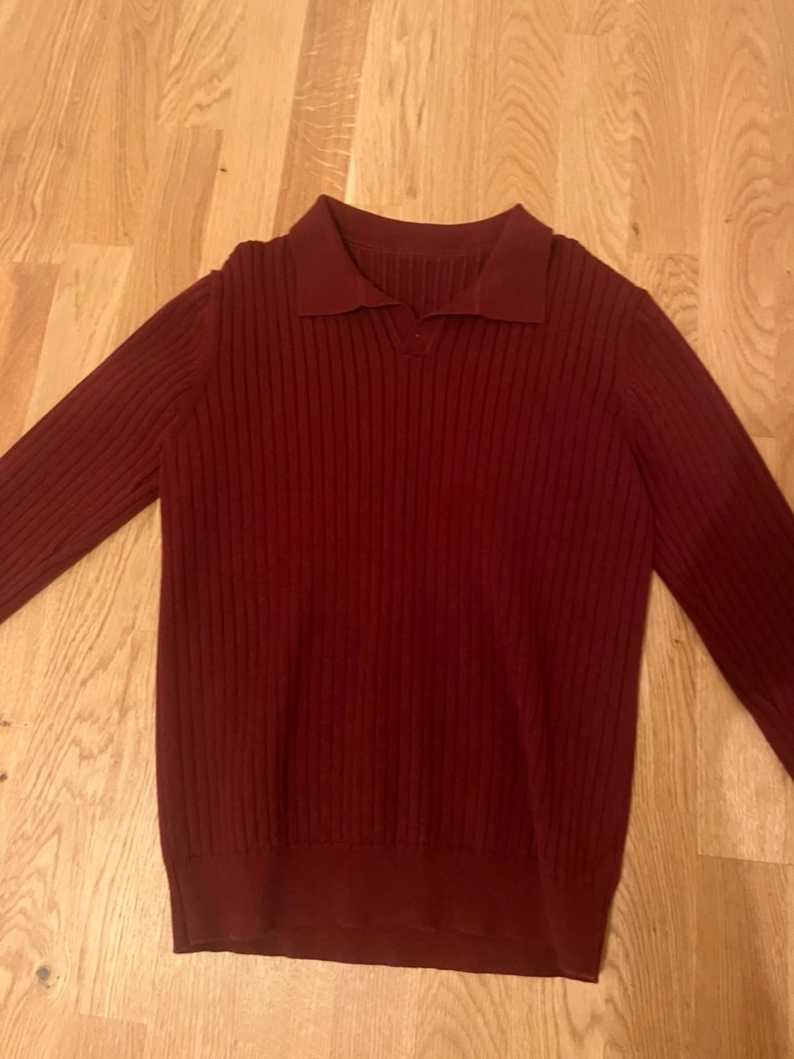 Vinröd ribbstickad tröja med krage