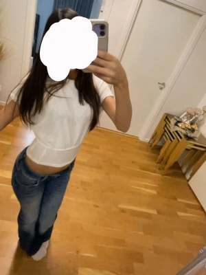 Vir tajt tröja  - Säljer en enkel och stilren vit croppad t-shirt med korta ärmar. Perfekt för dig som gillar en clean look och vill ha något som är lätt att matcha med jeans eller kjol. Materialet känns mjukt och bekvämt mot huden.