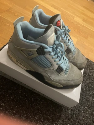 Air Jordan 4 University Blue sneakers - lite använda men går tvätta annars helt som nya och box tillkommer. 