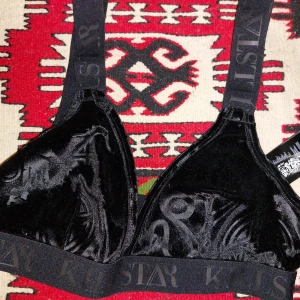 Svart sammetstopp från Killstar - Säljer en så fin svart sammetstopp/bh från Killstar 