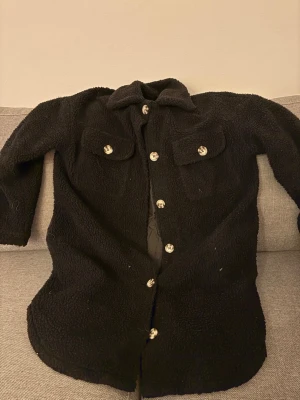 Teddy jacka - Lång fin Teddy jacka som är använd men i väldigt bra skick utan fel, behövs bara tvättas eller dra med en roller då den legat på vinden ett tag, passar absolut S och kanske en M då den är oversized