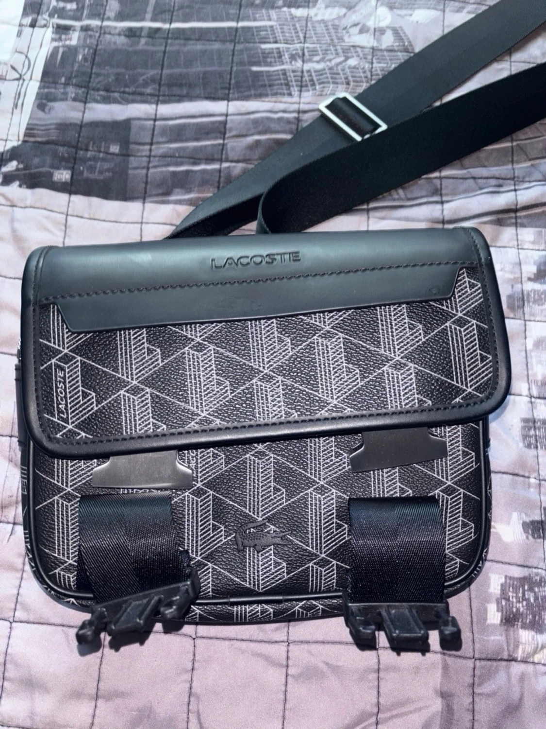 Lacoste axelvsäska