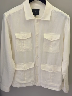 Linne overshirt - Linne overshirt från Less Worries, helt ny och endast provad! Strl S och passar mig som är 170cm och väger 60kg| Nypris 1499kr