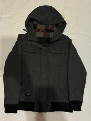 Fodrad ull cardigan  - Snygg fodrad cardigan / vårjacka i ullblandning med både dragkedja, knappar  och schyssta fickor. Storlek S, bra skick. Skriv vid minsta intresse 😀