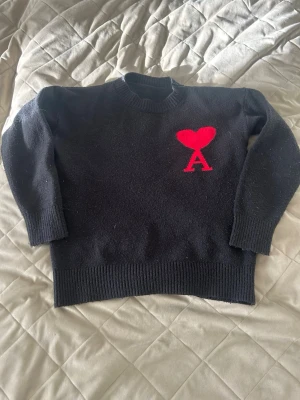 Svart Ami Paris sweater - Svart Ami Paris Tröja 🖤  Stilren svart tröja från Ami Paris i gott skick. Klassisk design med den ikoniska loggan.  Mjuk och bekväm, perfekt både för vardagsbruk och mer uppklädda outfits. Högkvalitativt material som förväntas från Ami Paris.  Skriv gärna om du vill ha fler bilder eller mer information 👍 Snabb frakt 📦                                                                   Storlek: S/XS
