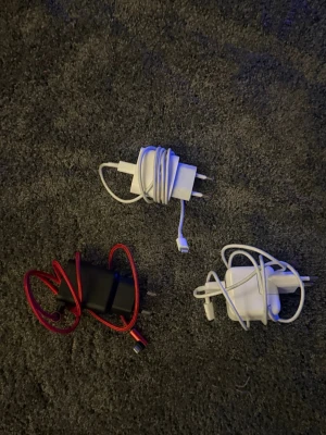 Lightning Lader - Lightning ladere for Apple produkter samlet i én liten pakke. Selges samlet eller enkelt!  Pris samlet: 575 Pris enkelt: 225 Kan leveres eller hentes i Frogner!