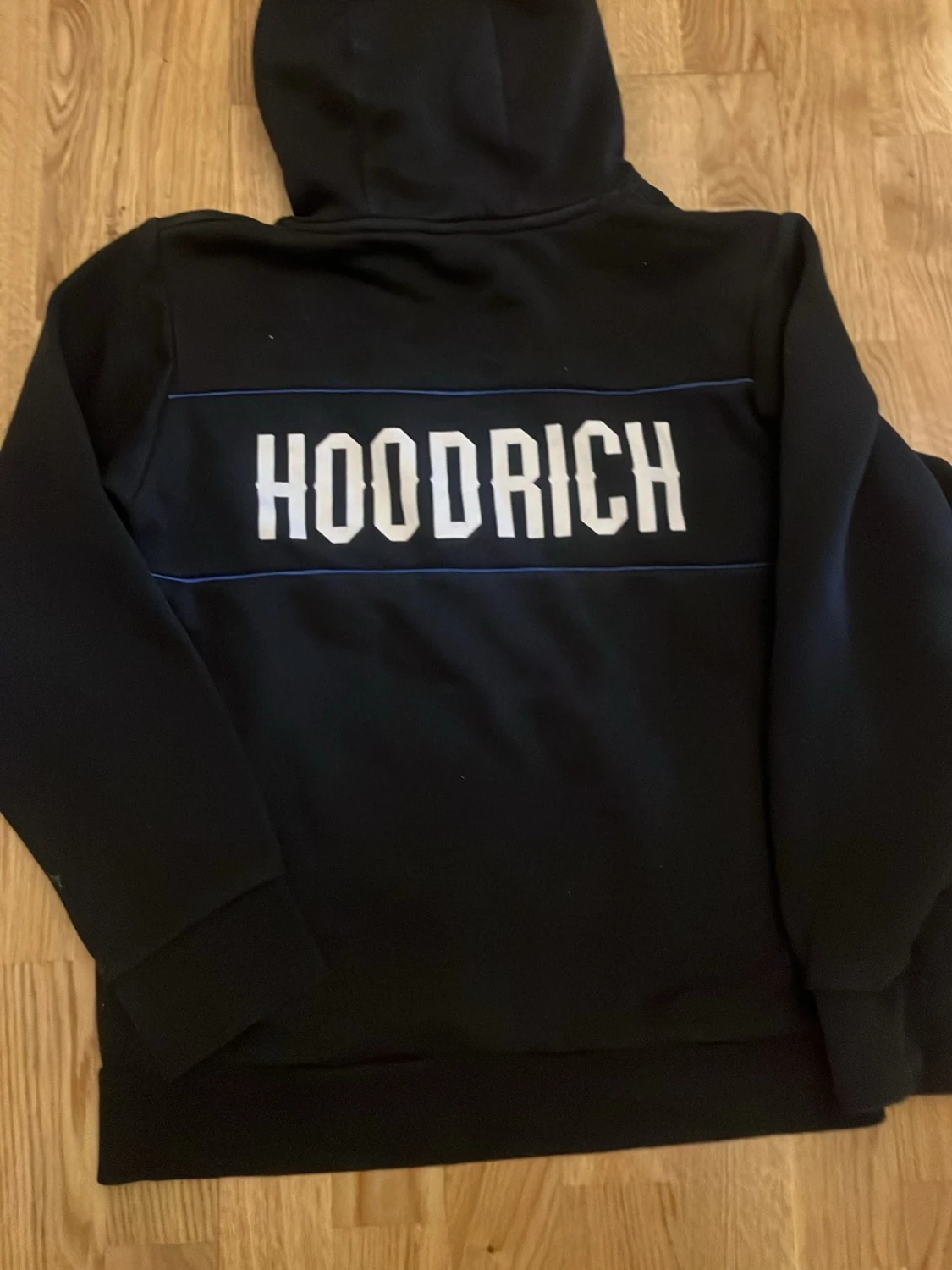 Svart hoodie från Hoodrich - 1