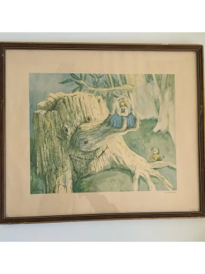 Tavla med tryck av ”Lillprinsessan” av E. Norelius, 43x37cm - Urgullig tavla med tryck av från den älskade barnsagan ”Lillprinsessan” av E. Norelius (1952). Motiv av en prinsessa sittandes på en trädstubbe med ett litet troll bredvid sig. Brun träram. Konst och Kultur AB, Wezäta. Begagnat skick. 43 x 37 cm. 