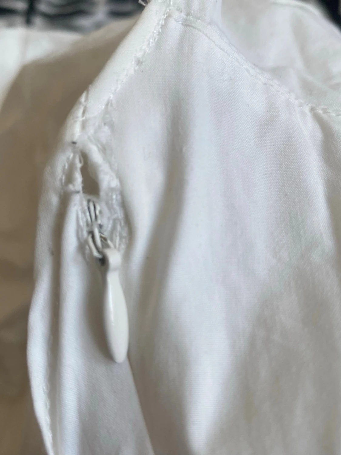 Vit volangklänning med v-ringning - 3