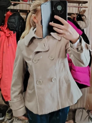 Beige dubbelknäppt jacka från H&M🩷 Från 2000s - Stilren beige jacka från H&M med dubbelknäppning och stora knappar framtill. Jackan har bred krage, två snedställda fickor och är tillverkad i ett mjukt tyg som känns som bomull. Perfekt för dig som gillar klassisk men avslappnad stil.🍀 XS-M. Kolla in på andra ads!! 