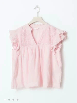 Ljusrosa volangblus med v-ringning - Supersöt ljusrosa blus med volangdetaljer vid ärmarna och v-ringad hals. Slutsåld och i väldigt fint skick. Strl 146/152 men stor i storlek. Passar mig som är en XS/S😊