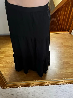 Svart lång kjol - Svart lång kjol från New yorker / Amisu i storlek S, har även band som man kan knyta med