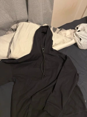 Moncler hoodie - Svart moncler hoodie, säljer på grund av ingen användning 