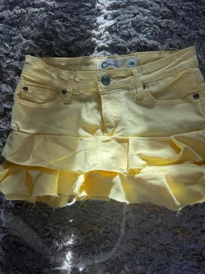 Gul volangkjol från Cameleon - Söt kjol jag sytt om själv. Efter jag sydde om den blev storleken en xs