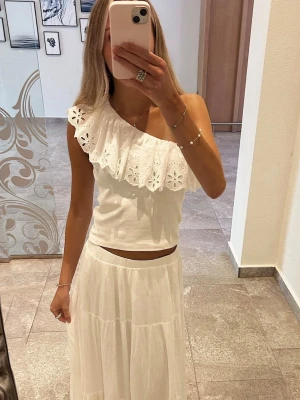 Vit volang topp - Jättefin off-shoulder volang topp från Zara! Storlek 164/XS