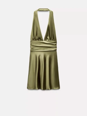 Olivgrön halterneck klänning i satin -  Jättefin klänning från zara, Aldrig använt på grund av att den är för liten. Skriv för flera bilder!