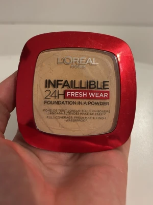 L'Oréal Infaillible 24H Fresh Wear puder - Ljusbeige (180 sable rosé/ rose sand )  foundation i puderform från L'Oréal Paris, Infaillible 24H Fresh Wear. Har bara prövat men har lite defekter 