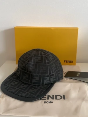 Svart keps  - Snygg svart keps. Kepsen har böjd skärm och är tillverkad i ett slitstarkt tygmaterial. Perfekt accessoar för dig som gillar exklusiv streetwear och vill sticka ut med en lyxig detalj.