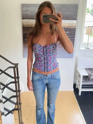 Lågmidjade jeans Review - Snygga vintage jeans med låg midja, Y2K. Enkel och clean modell som sitter riktigt fint och passar till allt 😍 Raka jeans men lite bootcut nertill. Perfekta basic jeans som går att använda till allts, mina favoriter men tyvärr för små nu🥹  📏 Midjemått: ca 37 cm 📏 Innerbenslängd: ca 79 cm  Mycket fint skick!  ⸻ 