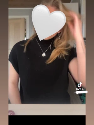 Svart polotopp  - !MINA BILDER!  Snygg svart polotopp med korta ärmar. Köpte den här på plick, men inte fått någon användning av den mer än 1 gång!💗 Den är i storlek S men passar även xs