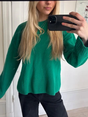 Superfin grön stickad tröja från &OtherStories - Snygg grön stickad tröja från &OtherStories💚