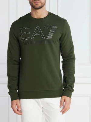 Ea7 tröja  - Cool sweatshirt från EA7 Emporio Armani med stor logga framtill. Tröjan har rund hals, långa ärmar och ribbade muddar. Perfekt för en avslappnad och trendig stil. Finns i både mörkgrönt och brunt, tillverkad i mjukt bomullsmaterial.