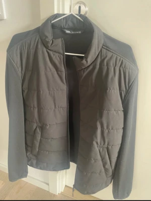 Zara regnjacka - Säljer denna regnjackan från Zara som ej kommer t använding men är i väldigt bra skick!