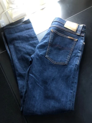 Nudie Jeans - Säljer ett par riktigt snygga Nudie jeans. Storleken på jeansen är 30/32. Passar till XS/S/M. Perfekta till vardagslooken och passar till det mesta. Säljs för 249kr pga att jag inte får användning av dem och nypris är 1600-2000kr! ☺️