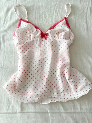 Vitt topp med  rosa prickar och spets - Vitt topp med  rosa prickar och spets