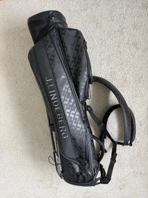 J.Lindeberg Golf Bag  - J.Lindebeg Golfbag i lite mindre modell i nyskick, Nypris 4000 kr! Tveka inte på ställa frågor eller komma med bud