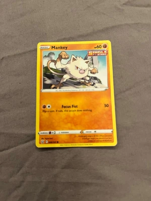 Pokémonkort Mankey Single Strike - Pokémonkort med Mankey från Single Strike-serien. Kortet har en gul ram och en tecknad bild av Mankey i action. Text och detaljer på engelska. Perfekt för samlare eller Pokémonfans.