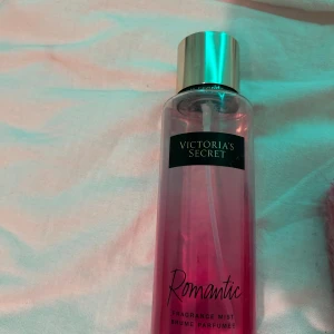 Victoria Secret mist  - Hade den mer än 4 år. Den är inte min typ av lukt . Pris kan diskuteras lukten är ändå okej . Mer än hälften är använd