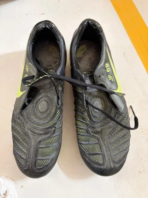 Nike T90 fotbollsskor svart/gul - Vintage fotboll skor 