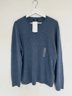 Uniqlo Kashmir Crewneck Tröja - Helt ny kashmir tröja från uniqlo med alla lappar kvar! Storlek M, modellen är ca 180, 70kg. Kontakta mig för fler frågor och funderingar!