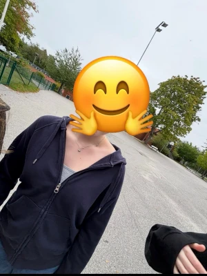 Mörkblå hoodie - Mörkblå hoodie med luva och dragkedja.😚 Står storlek L men det skulle jag säga absolut inte stämmer, jag skulle uppskatta den som en storlek S. Köpt på Cubus.