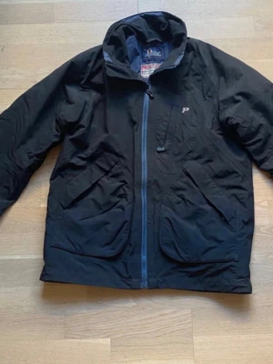 Skidjacka Peak Performance 160 - Perfekt som skidjacka då den har lagom med fordring, snölås i midjan, ärmslut med kardborreband, ficka för liftkort och flera andra praktiska fickor med dragkedja.  Från Peak performance  Storlek 160 Väl använd men är fin i tyget, hittar inga skavanker på jackan.  