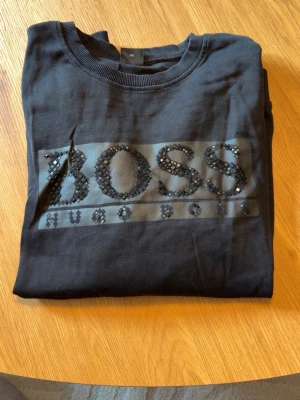 Hugo boss tröja svart - Äkta svart hugo boss tröja med svarta diamanter. XXL men passar XL