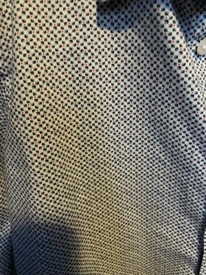 Vit Tommy Hilfiger skjorta med småmönster  - Vit skjorta med smått mönster i blått och rött. Klassisk krage och långärmad modell, perfekt för en stilren look. Skjortan har knappar framtill och är tillverkad i ett lätt och bekvämt material.