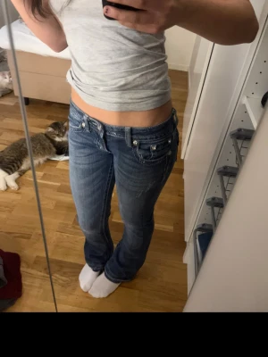 Miss me jeans  - Jätte fina bootcut miss me jeans! Jeansen är i strl 27 och är köpta på departamental för 1300kr. Jeansen är uppsprättade(se sista bilden) men annars i bra skick. Pris kan diskuteras, hör gärna av er vid frågor!💗💗