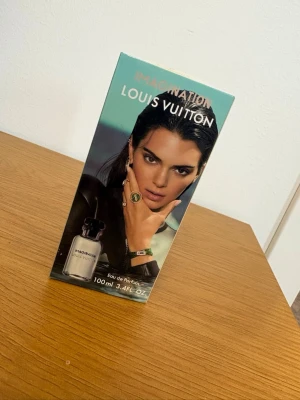 Louis Vuitton Imagination EdP 100ml - Louis Vuitton Imagination Eau de Parfum i en elegant glasflaska med svart lock. Doften kommer i en snygg förpackning med modern design och rymmer 100 ml. Perfekt för dig som vill ha en exklusiv och unik parfym från ett lyxigt märke.
