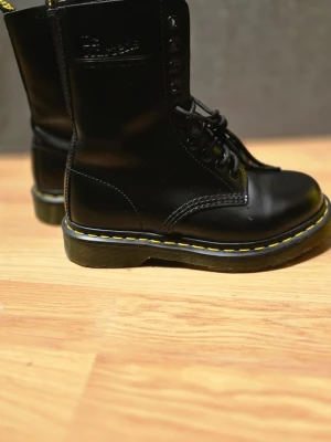Dr. Martens 1490 Smooth Leather 10-eye.(11857) - Dr. Martens 1490 Smooth Leather 10-eye.(11857)                                                                 Aldrig använda, endast uppackad.               Nypris: 2300,00 SEK.                                                                                                                  https://www.drmartens.com/se/se/1490-smooth-l%C3%A4der-h%C3%B6ga-sn%C3%B6rk%C3%A4ngor%C2%A0-svart/p/11857001?srsltid=AfmBOoqkMNr4ZiY5FWc7C-Gv6xA7_GpvxyblhtRf4leDbVV1iWX744yN