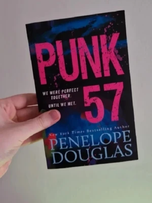 Dark romance - Punk 57: Läst men i fint skick förutom någon mindre defekt. Nypris 130 kronor ( bokus ). Katt finns i hemmet. Jag har fler böcker till salu