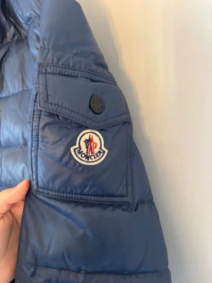 moncler maya - jätte fin har en liten skada på underarmen, skriv för fler bilder