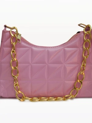 Rosa quiltad handväska med guldkedja - Trendig rosa handväska i quiltat mönster med en chunky guldfärgad kedja som axelrem. Väskan har en mjuk, glansig yta och stängs med dragkedja 