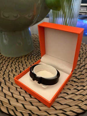 H armband - Hej säljer ett fint armband som passar både vardagligt och festligt 